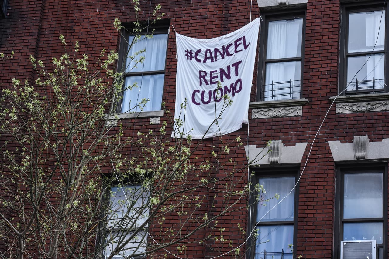 "Cuomo, cancela las rentas”, visto en un cartel en Brooklyn.