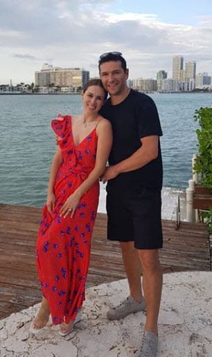 Bracamontes había dicho que no le preocupaba si es niño o niña, sin embargo, la actriz sí ha hablado de los deseos de su esposo por tener un varoncito.