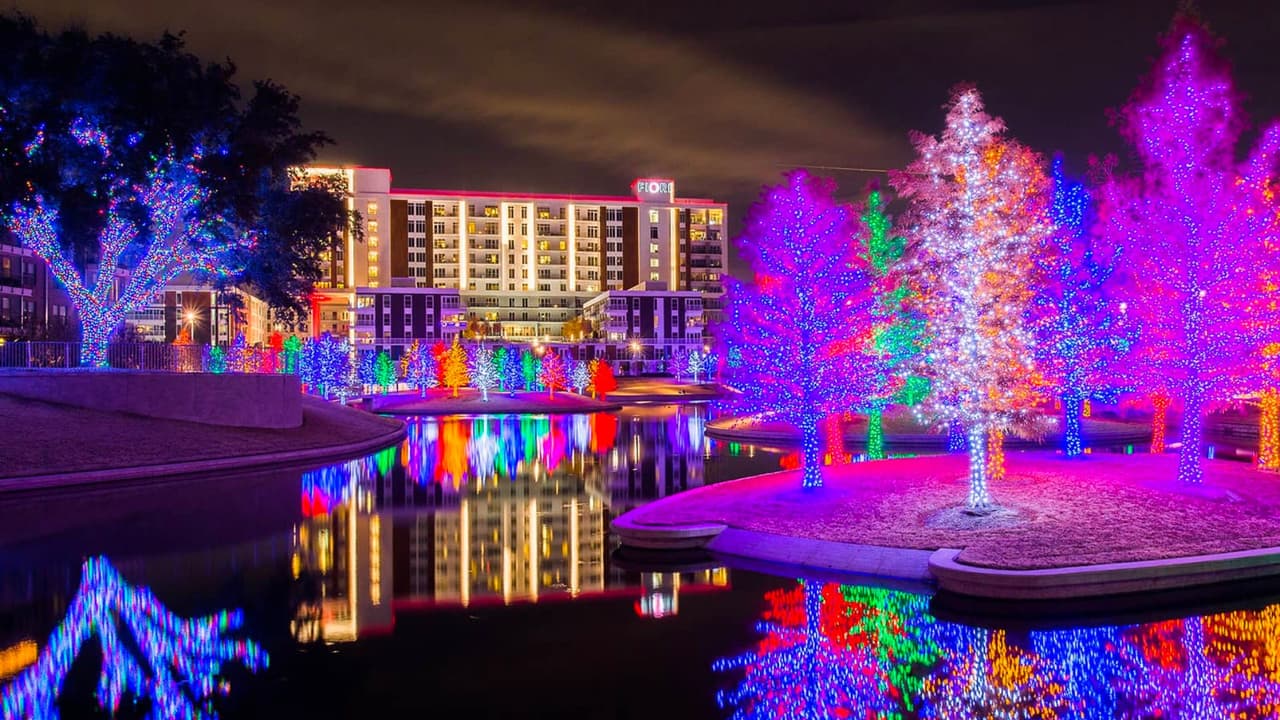 <b>Da un paseo por los 12 acres de Vitruvian Park para admirar más de 550 árboles iluminados, envueltos en 1.5 millones de luces LED</b>. La decoración de este año adquiere un toque moderno gracias al gran número de árboles de un solo color. El agua a lo largo del sendero que recorre el parque refleja el resplandor de los árboles, creando una impresión brillante y encantadora.
<br>💰 
<b>Gratis,</b> $15 por el estacionamiento.
<br>⏰ Hasta el primero de enero, 
<b>de 5 p.m a 11 p.m</b>.
<br>📍 
<a href="https://maps.app.goo.gl/Q2NRcA4uBbKNagEV7" target="_blank">3966 Vitruvian Way, Addison</a>