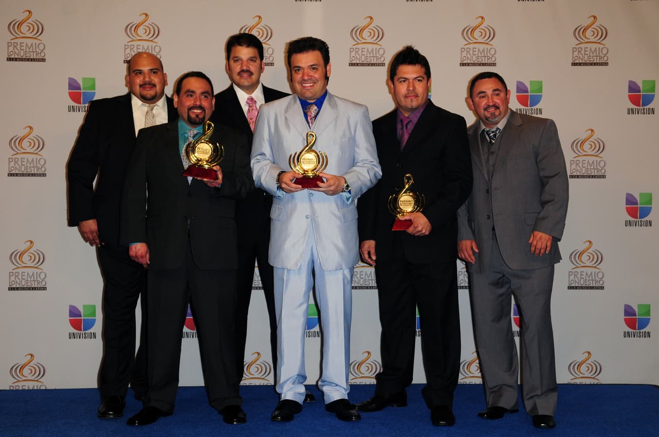 Hoy por hoy, Intocable es una de las agrupaciones de música norteña más influyentes de la escena musical. Su historia comenzó en 1990 cuando sus fundadores, Ricky Muñoz y René Martínez, dos músicos natos originarios del condado de Zapata, Texas, crearon un estilo único combinando la música tejana con la norteña, añadiendo un toque romántico.