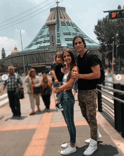 Michelle Renaud, quien será presentadora de Premios Juventud, acudió este fin de semana a la Basílica de la Virgen de Guadalupe en la Ciudad de México, en compañía de su pareja, el actor Danilo Carrera, y su pequeño hijo Marcelo.