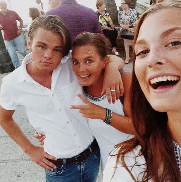 Y confiesa que muchas chicas se le acercan para sacarse fotos del recuerdo.