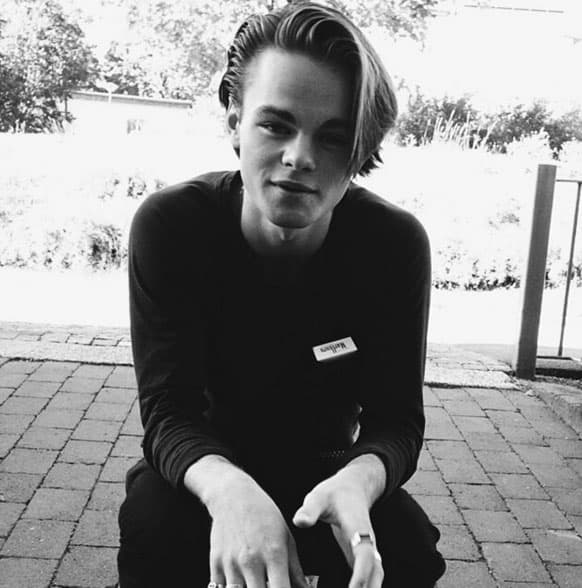 Es como un hermanito del actor de 'The Wolf of Wall Street'.