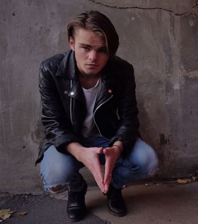 Konrad trabaja como en un bar como portero y mesero.