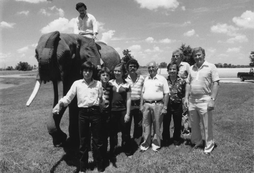 Pablo Escobar, subido a un elefante.