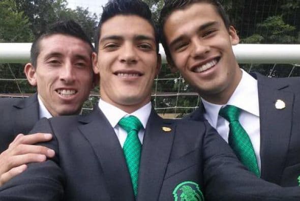 Una selfie de Diego Reyes, Raúl Jiménez y el centro campista Héctor Miguel Herrera.