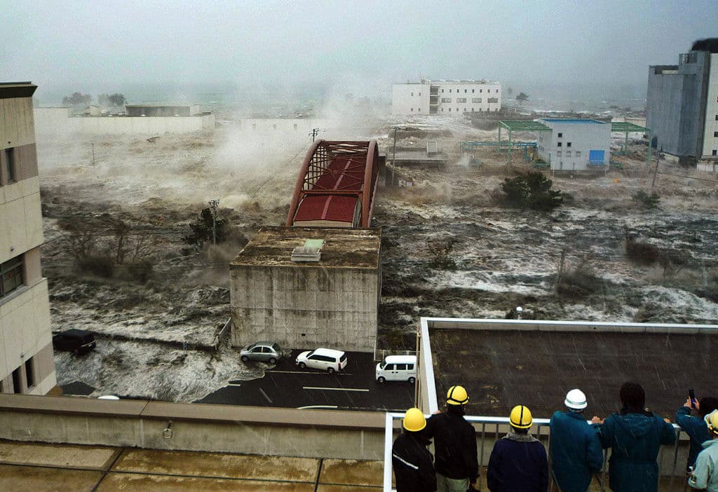 Aguas invaden una zona en la ciudad de Sendai en Japón. Un terremoto que estremeció el país el 11 de marzo de 2011 causó un tsunami.