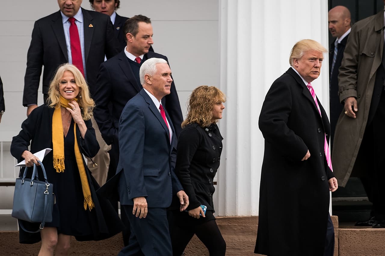 Trump y su equipo -incluyendo su jefa de campaña Kellyanne Conway, su futuro jefe de gabinete Reince Priebus y el vicepresidente electo Mike Pence- fueron a una iglesia presbiteriana este domingo en Nueva Jersey.