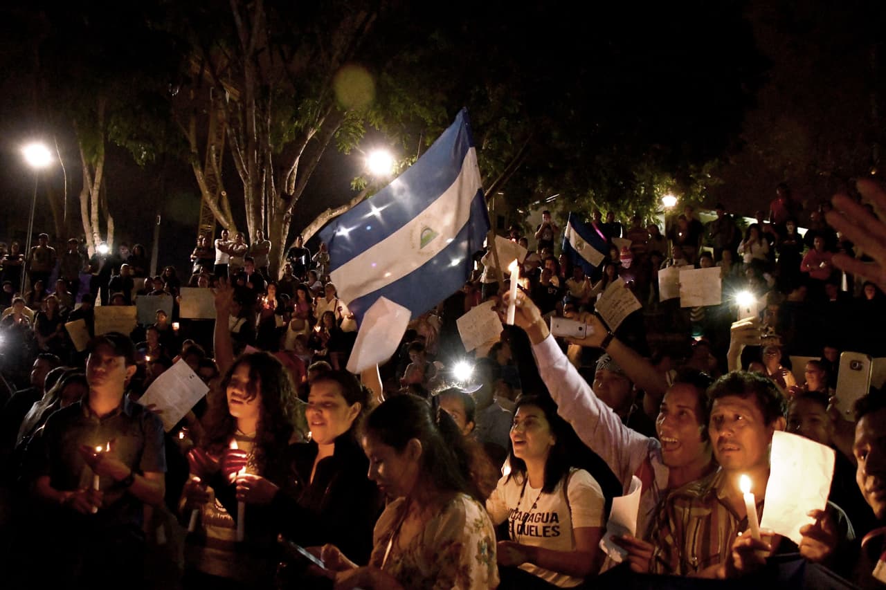 En un comunicado difundido la noche del sábado el Ejército aseguró que “en el marco de las misiones establecidas en la Constitución y las leyes estamos brindando protección y seguridad a las entidades y objetivos estratégicos vitales para el funcionamiento del país”. En la fotografía, los nicaragüenses que viven en Costa Rica se manifiestan en apoyo a los nicaragüenses que protestan contra las reformas de pensiones del gobierno durante una vigilia en la Plaza de la Democracia en San José.