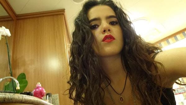 Después de prepararse durante toda su infancia y adolescencia en la música, en 2014 debutó oficialmente en los escenarios.