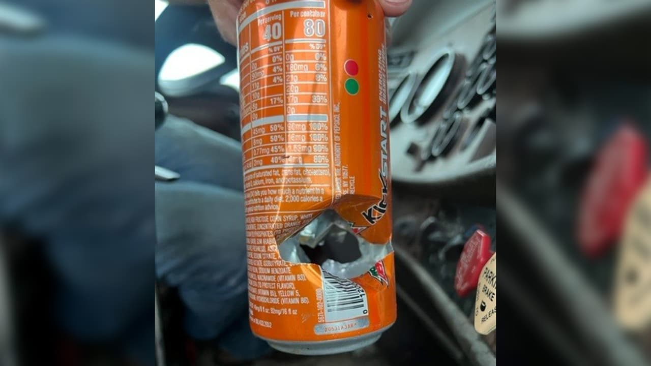 Una de las balas perforó una lata de refresco que venía en el portavasos del camión.