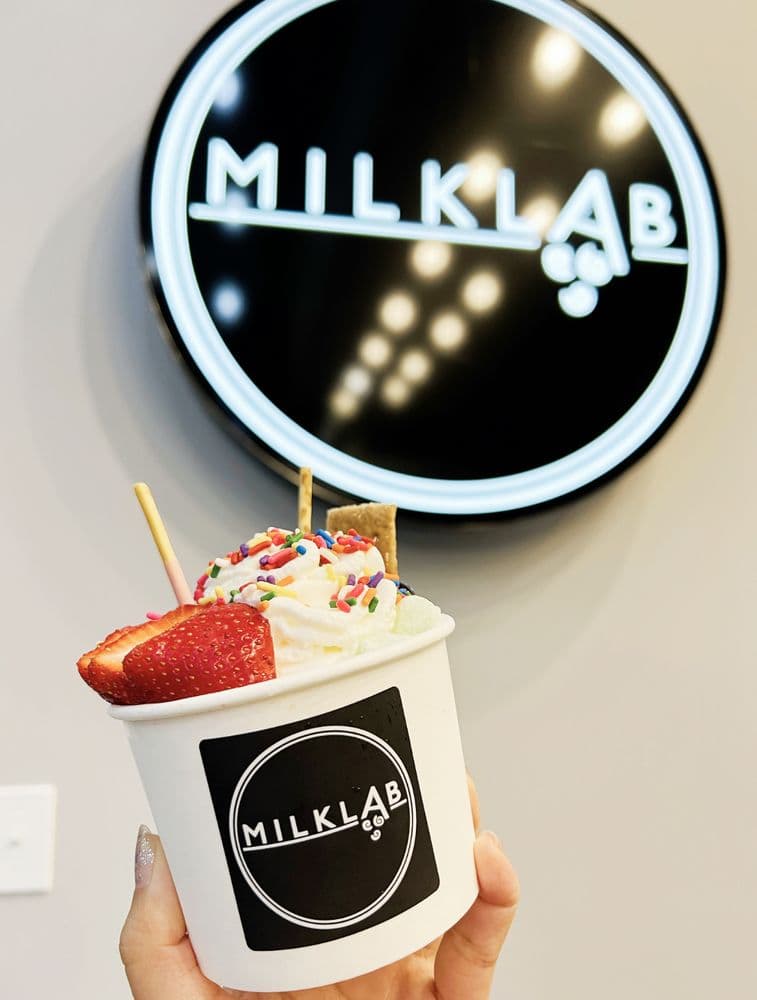 <b>MILKLAB - Smoky Hollow</b>
<br>Dirección: 526 N West St, Raleigh
<br>Teléfono: (919) 594-1159
<br>Sitio web: 
<a href="https://www.milklabcafe.com">https://www.milklabcafe.com</a> 
<br>
<b><a href="https://www.yelp.com/map/milklab-smoky-hollow-raleigh">Cómo llegar</a></b>
<br>
<br>Según Yelp, ofrecen: “Té de boba y helado enrollado hecho con un alto enfoque en ingredientes y presentación de calidad. Los productos son frescos y hechos a pedido”.