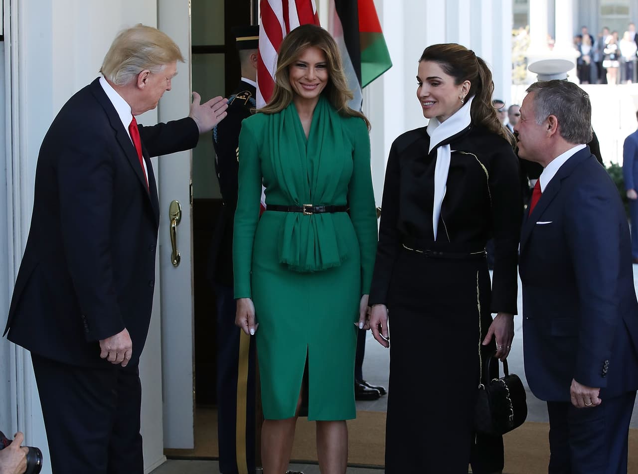 Look Total (sin zapatos): Traje hecho sobre medidas por
<b> Hervé Pierre</b>. Valor: superior a 
<b>$3,000</b>
<br>
<br>
<b>Abril 6: </b>Donald Trump y
<b> </b>la primera dama recibieron en la Casa Blanca al rey Abdullah II y la reina Rania de Jordania. Después de tomar
<b> <a href="http://www.univision.com/noticias/trending/que-hacen-melania-y-la-reina-rania-en-esta-foto-si-los-presidentes-no-posan-con-sus-esposas-detras-fotos">un extraño retrato oficial en el que las dos esposas posaron detrás de los presidentes</a>, </b>la reina y la primera dama fueron a visitar la escuela pública Excel Academy, de Washington.
