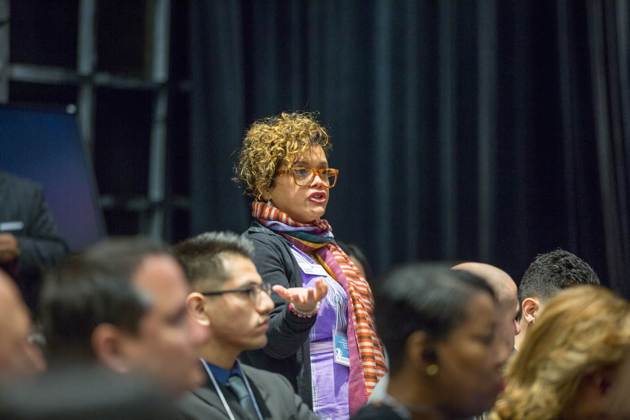 Los maestros latinos son escasos a pesar de que los estudiantes latinos son cada vez más. Una de las barreras para que los latinos se conviertan en maestros es la percepción de que la profesión es mal pagada, no es respetada y demanda demasiado tiempo y energía.