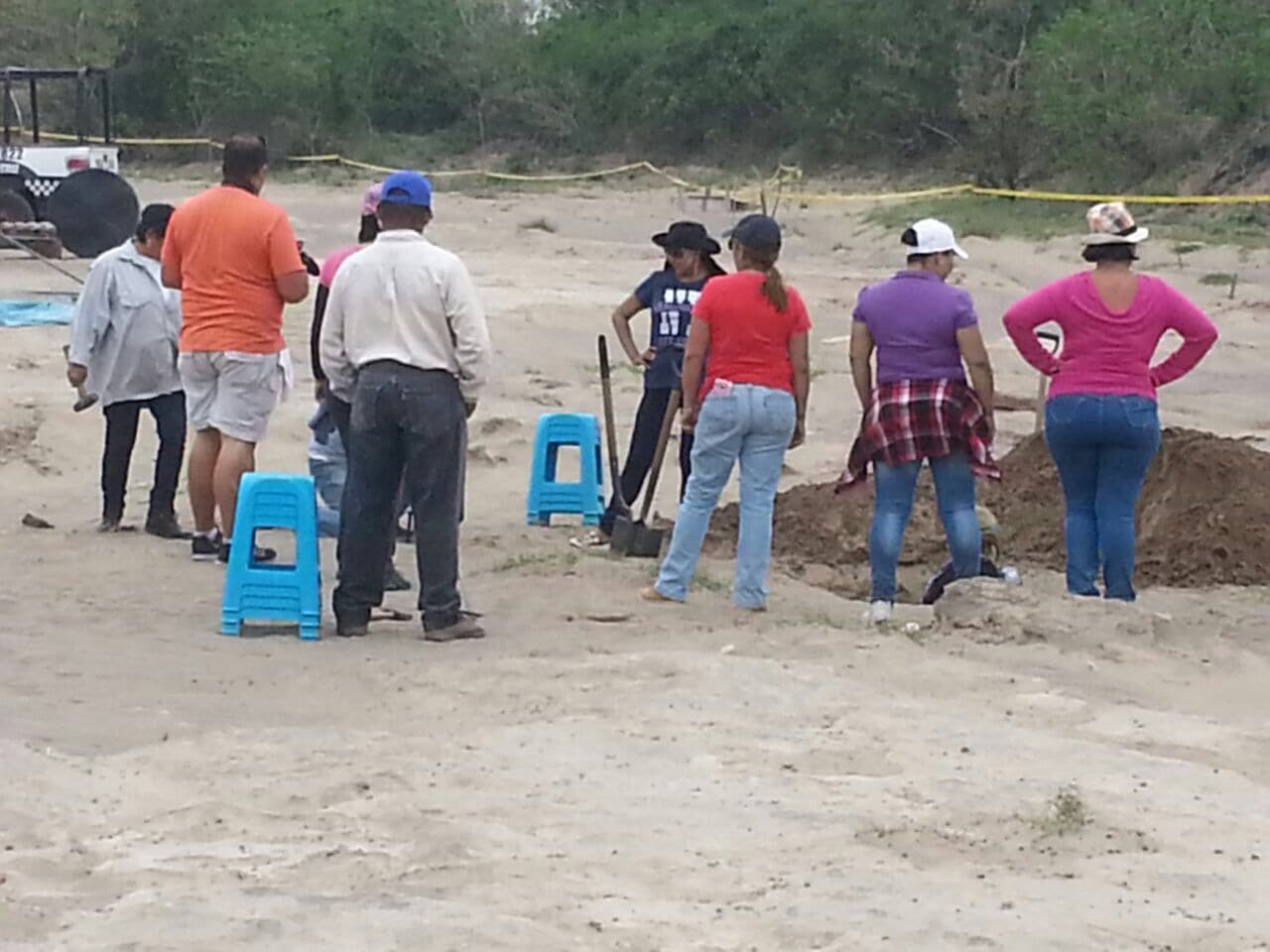 Las cifras oficiales de desaparecidos en el estado de Veracruz rondan los 3 mil. Sin embargo, organizaciones no gubernamentales reportan mas de 28 mil. Afirman que por cada desaparición que se denuncia, habrá aproximadamente 10 que no lo hacen.