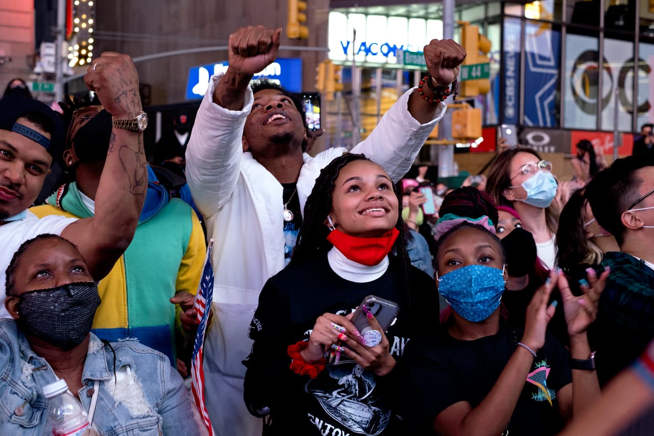 Miles de personas vieron la transmisión de los discursos de Biden y Harris en Times Square.
<br>