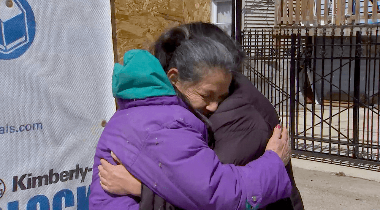 "Me siento bendecida": anciana que sobrevivió al vórtice polar agradece por la reconstrucción de su casa