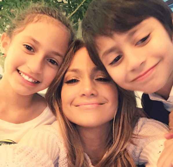 Por su parte, Max cada vez se parece más al boricua Marc Anthony.