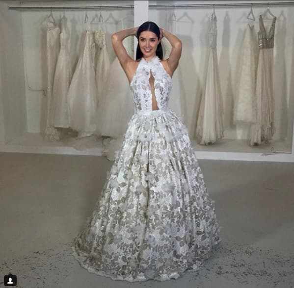 Mostró diferentes modelos, y aunque no especificó cuáll usaría, sí dio a entender que luciría más de un vestido en este inolvidable día.