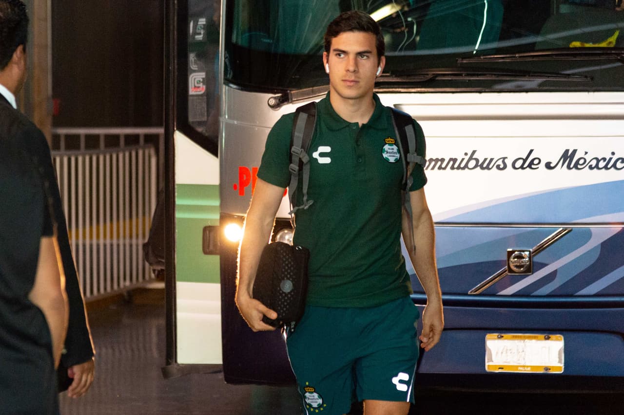 Tiene 23 años de edad y es fundamental en el esquema del entrenador uruguayo Guillermo Almada en el centro del campo.