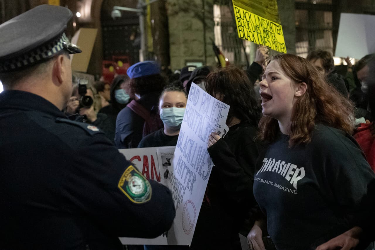 Un grupo de manifestantes confrontan a la policía en Sidney, Australia, el 2 de junio. La vocera sobre asuntos indígenas del parlamento australiano dijo en referencia a la muerte de Floyd que “nos guste o no, no hace falta mucho para que el racismo salga de las entrañas de este país”. Según la funcionaria desde 1991, más de 430 aborígenes murieron tras ser detenidos por la policía en Australia.
<br>