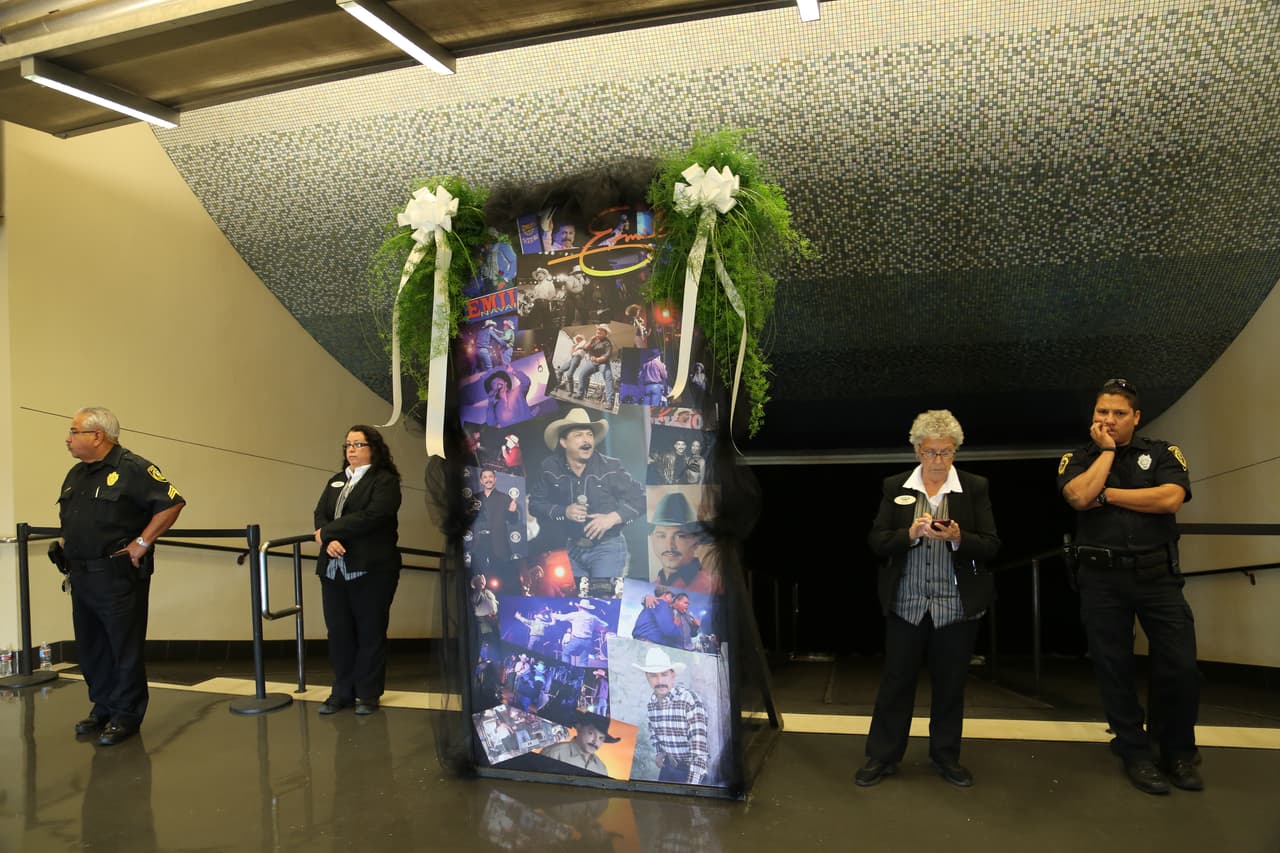 La entrada a lugar era adornada con un mural de fotografías de la vida de Emilio Navaira, siempre conocido por ser una persona feliz y positiva.