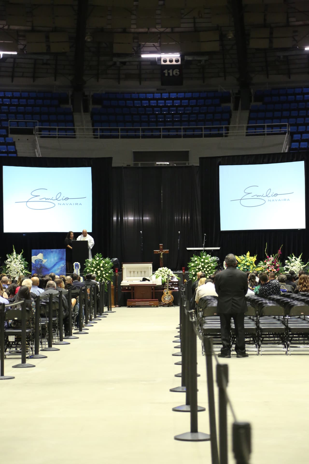 Emilio Navaira descansaba ya ahí, con su sombrero en mano y su guitarra por un lado.