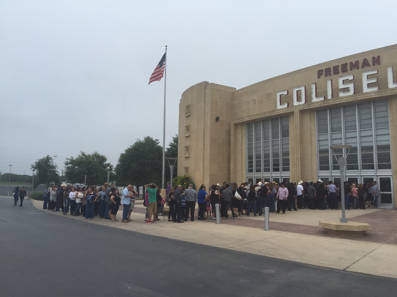 Largas filas se comenzaron a formar desde muy temprano a las afueras del Freeman Coliseum, un auditorio en San Antonio, TX.