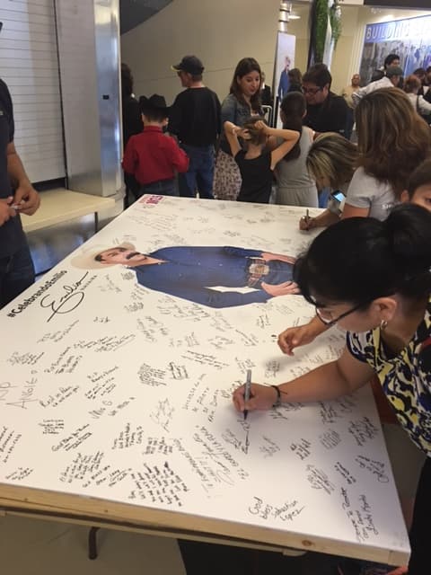 Los fans que acudieron escribieron en diferentes murales mensajes de despedida.