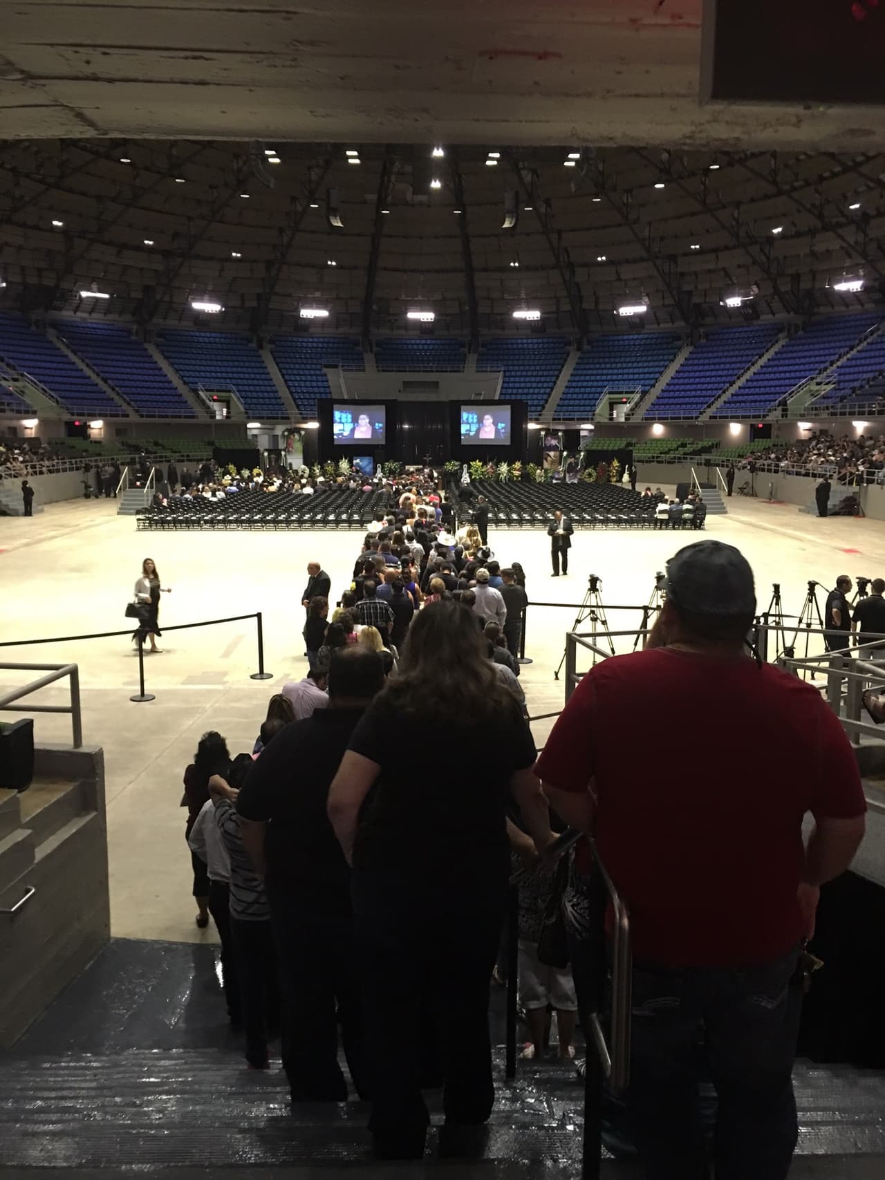 Los fanáticos querían darle el último adiós a su ídolo y se les permitió pasar hasta el ataúd.