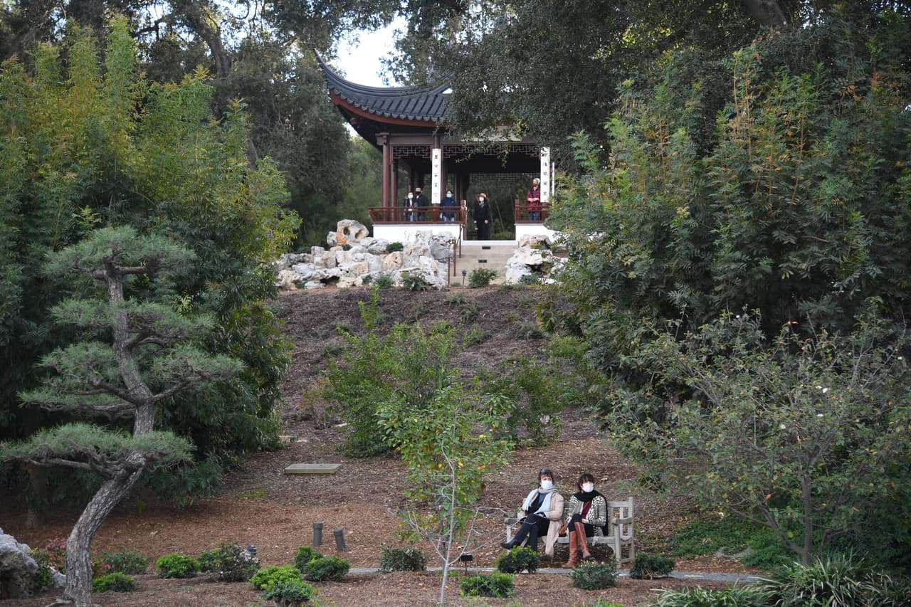 Las personas que deseen visitar este lugar deben 
<a href="https://www.huntington.org/plan-your-visit" target="_blank">adquirir los boletos en línea</a> con anticipación y respetar todos los lineamientos de seguridad incluyendo el uso de mascarillas y el distanciamiento social.