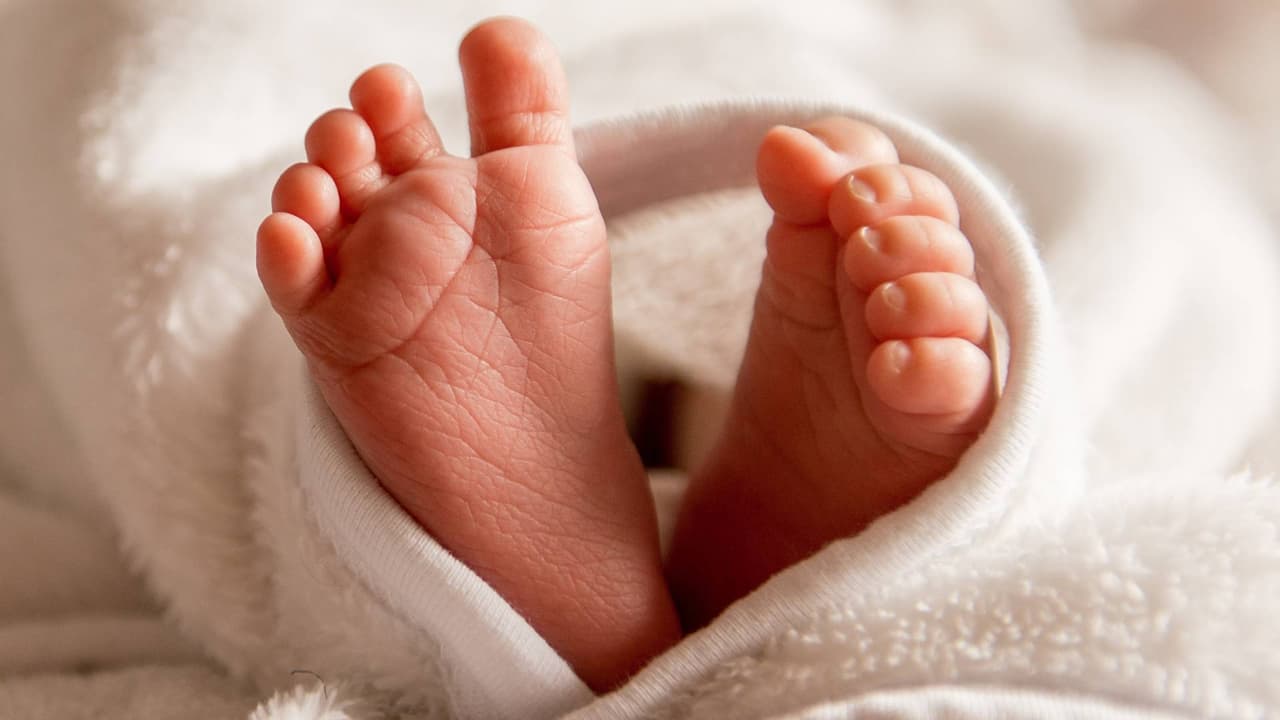 Madre quemó a su bebé con agua hirviendo porque quería un varón: Fue arrestada, acusada de tortura