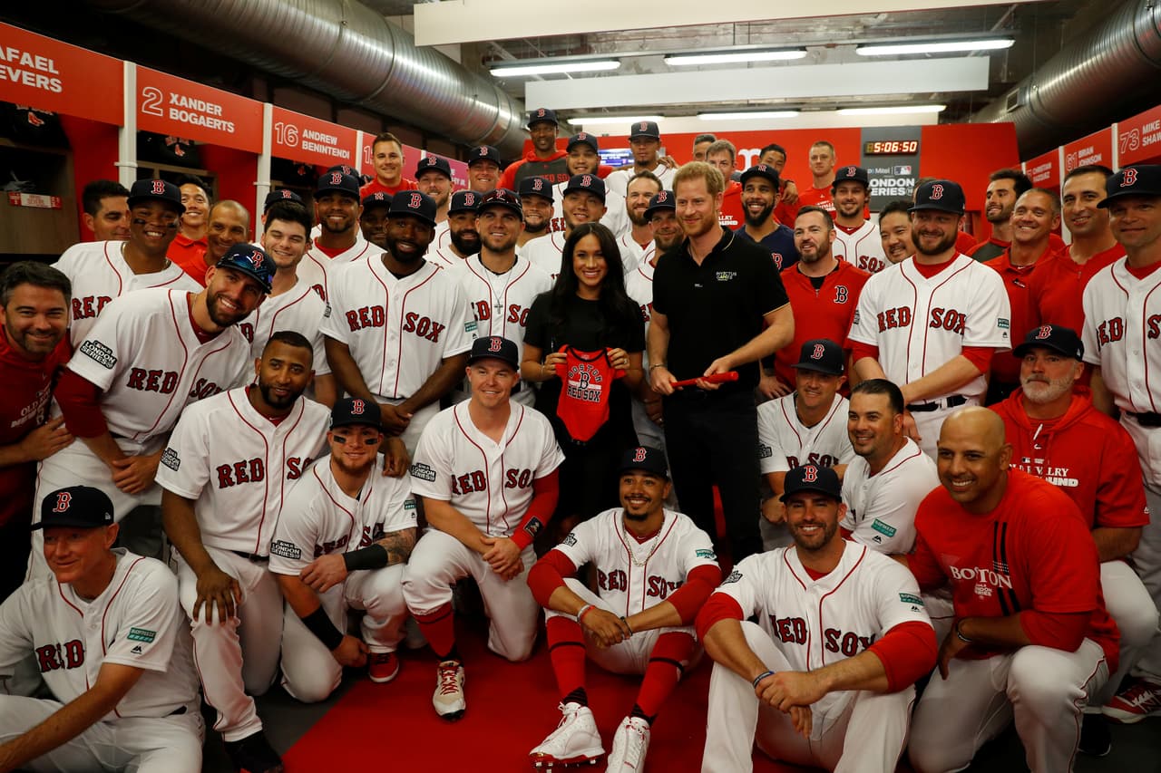 Los integrantes del equipo Red Sox de Boston, le regalaron un 'onesie' al bebé Archie Harrison y también un pequeño bate para que tan pronto pueda, comience a practicar.
