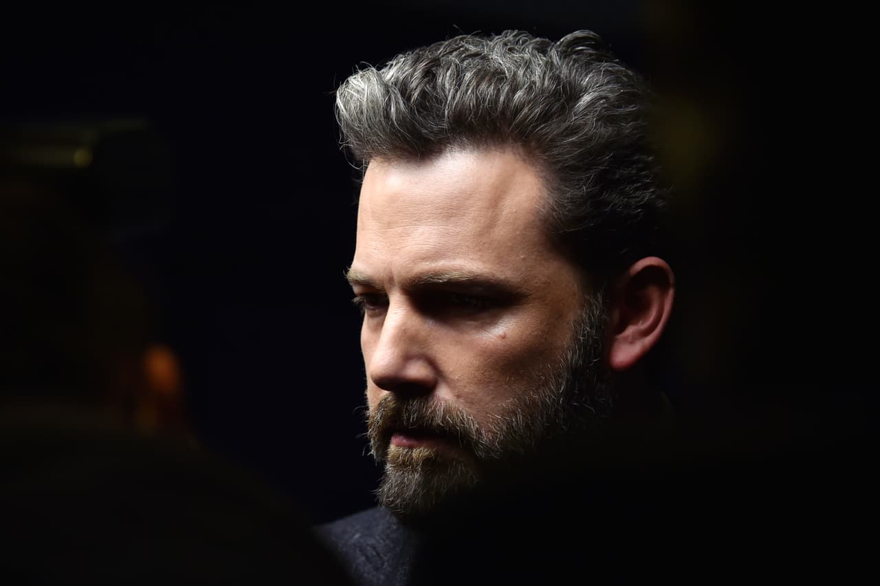 <b>Ben Affleck</b>: el actor de 44 años reveló hace poco en un 
<a href="https://www.facebook.com/benaffleck/">post de Facebook</a> que acaba de terminar un tratamiento contra el 
<a href="http://www.univision.com/noticias/alcoholismo/en-la-pantalla-el-alcoholismo-no-son-solo-borracheras">alcoholismo</a>. “He lidiado con esta adicción al alcohol en el pasado y continuaré confrontándola. Quiero vivir la vida a plenitud y ser el mejor padre que pueda. Quiero que mis hijos sepan que no deben avergonzarse de buscar ayuda cuando la necesiten y deseo dar fortaleza a cualquiera ahí afuera que necesite ayuda, pero tema dar el primer paso”, escribió.