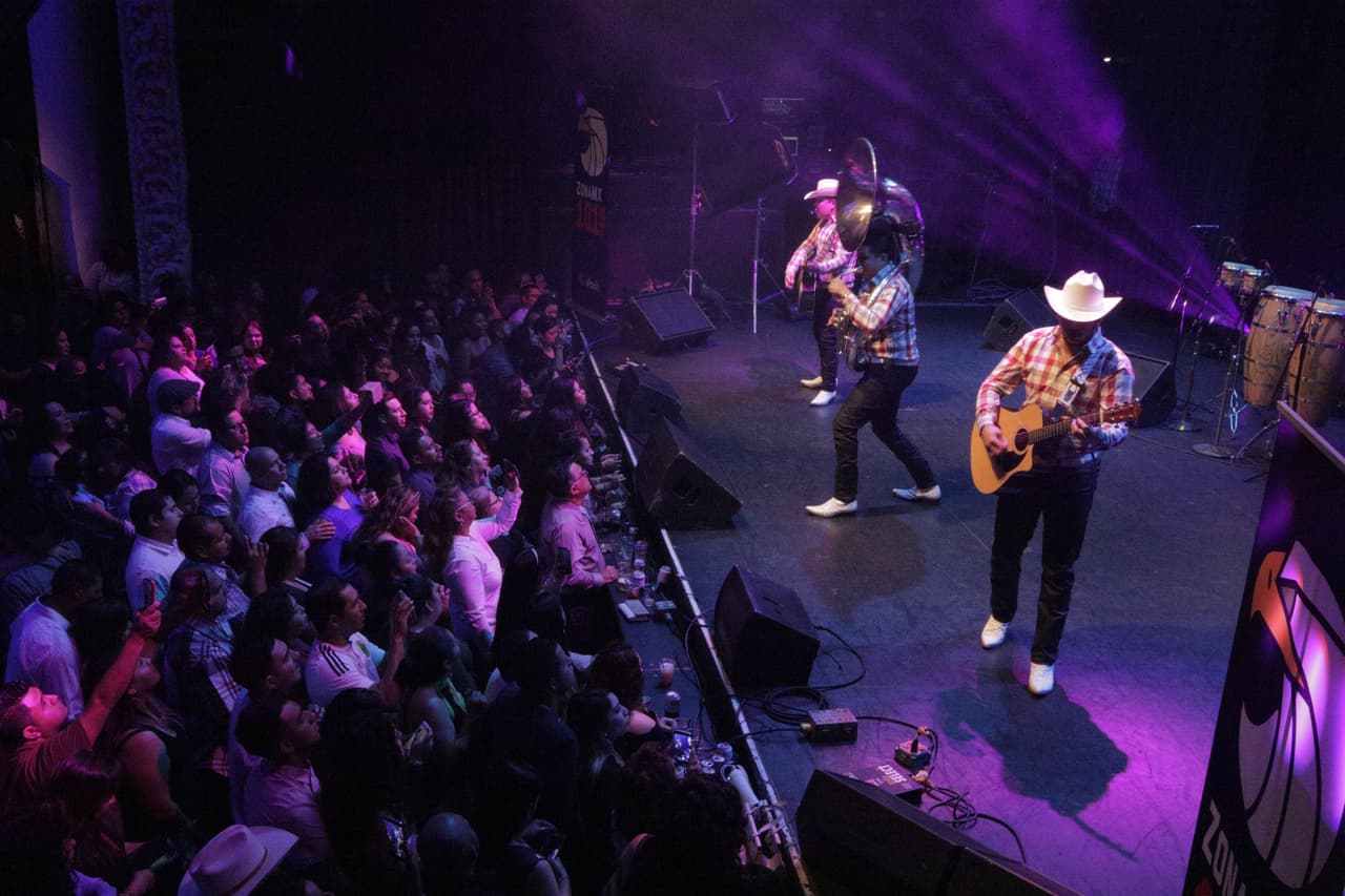 'El Bueno, La Mala y El Feo' se robaron el show durante concierto privado en Los Ángeles.