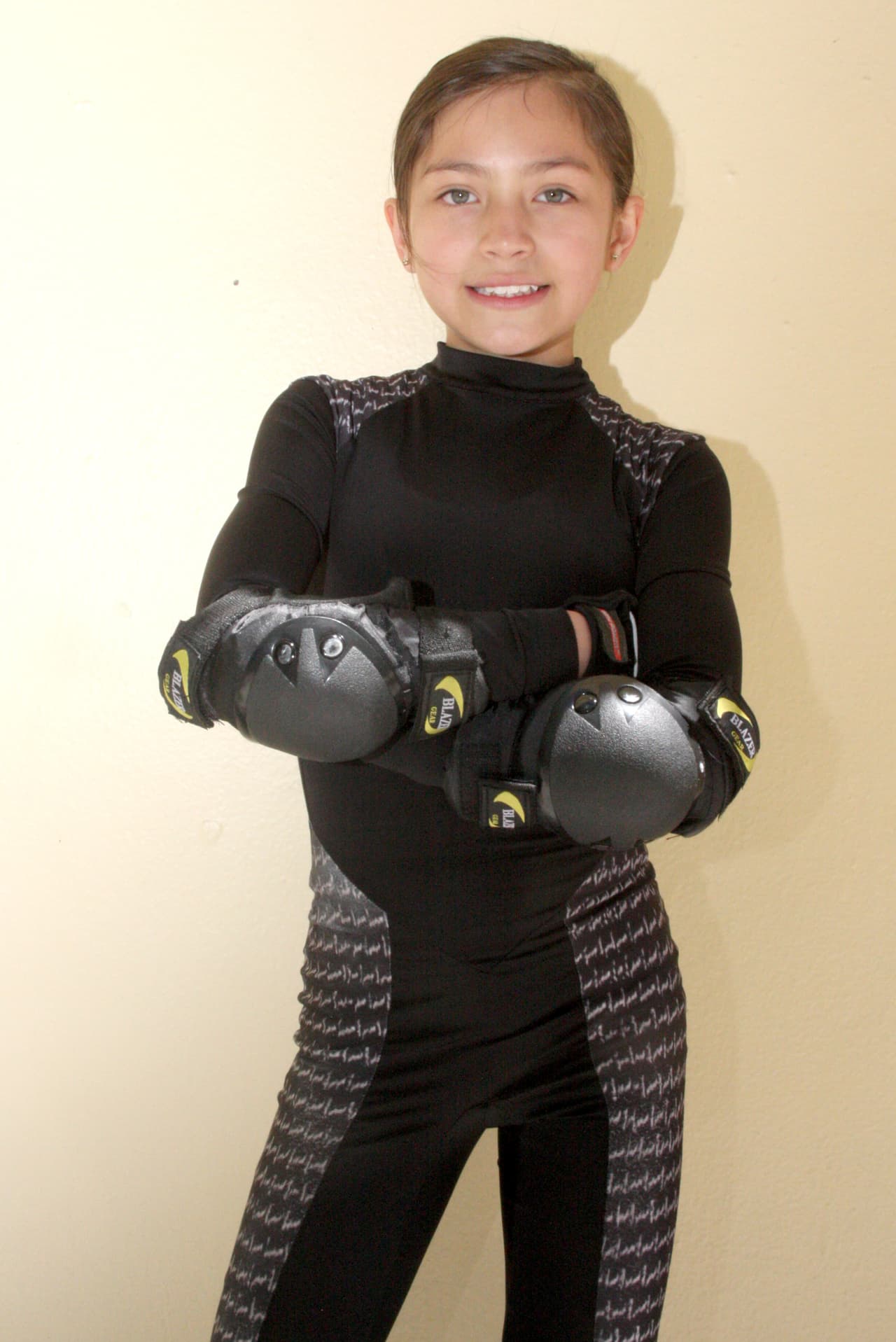 Las niñas también son parte importante de este equipo. Jennifer Quezada, de 9 años, es experta en artes marciales. Es originaria de Guadalajara, México.