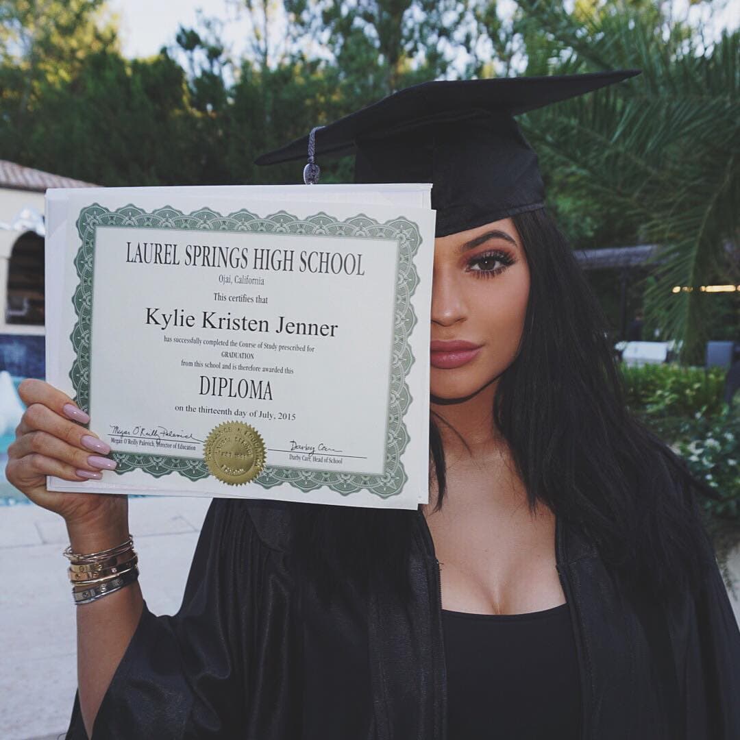 En quinto lugar se encuentra esta foto de Kylie Jenner presumiendo su diploma de graduación. Obtuvo más de dos millones de likes.