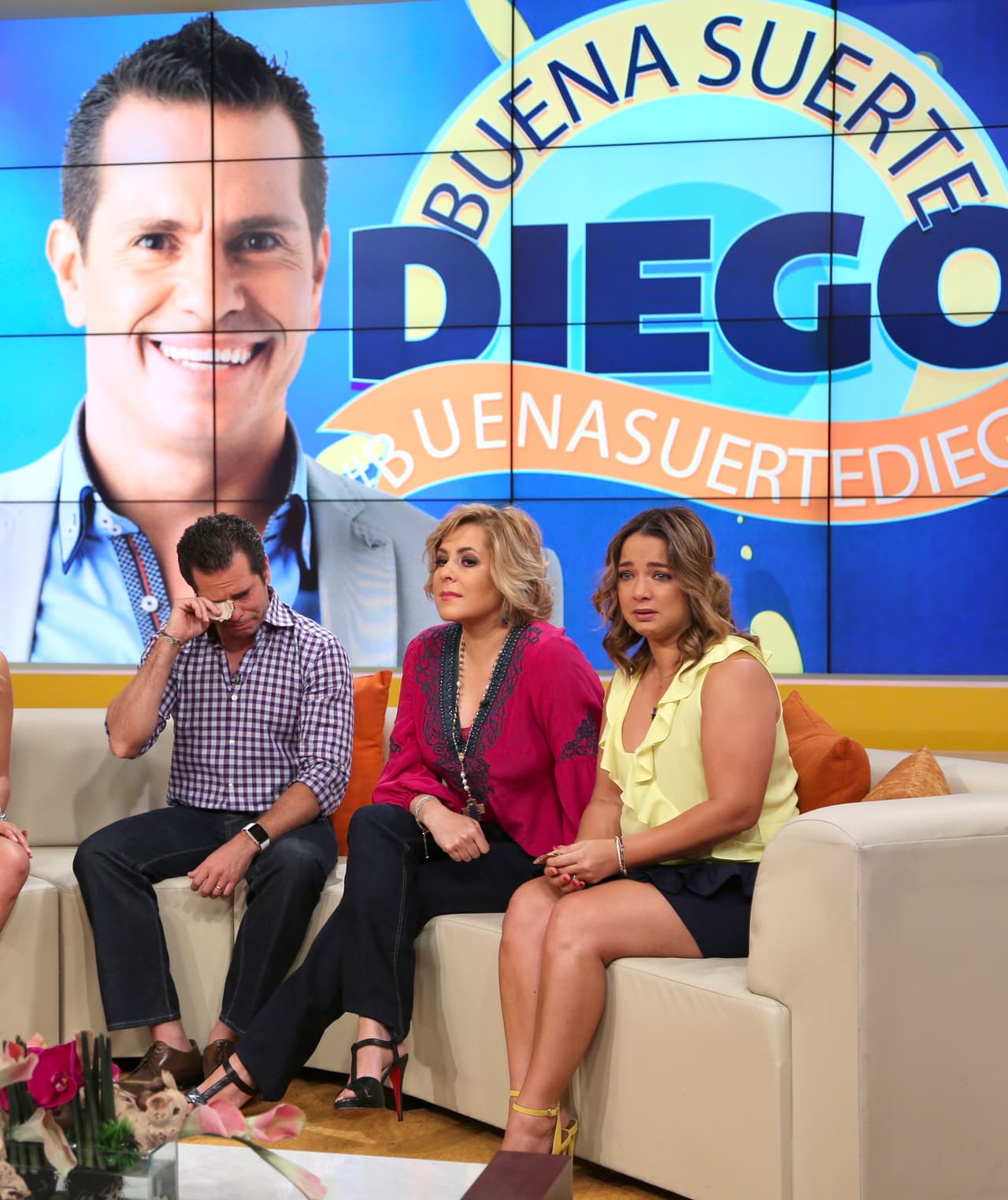 Conmovido hasta las lágrimas fue como el integrante de Timbiriche, Diego Schoening, ofreció una conferencia de prensa acompañado de su madre, la artista mexicana Martha Zavaleta; para dar los pormenores de la sorpresiva muerte de su padre, el escritor Arturo Schoening.