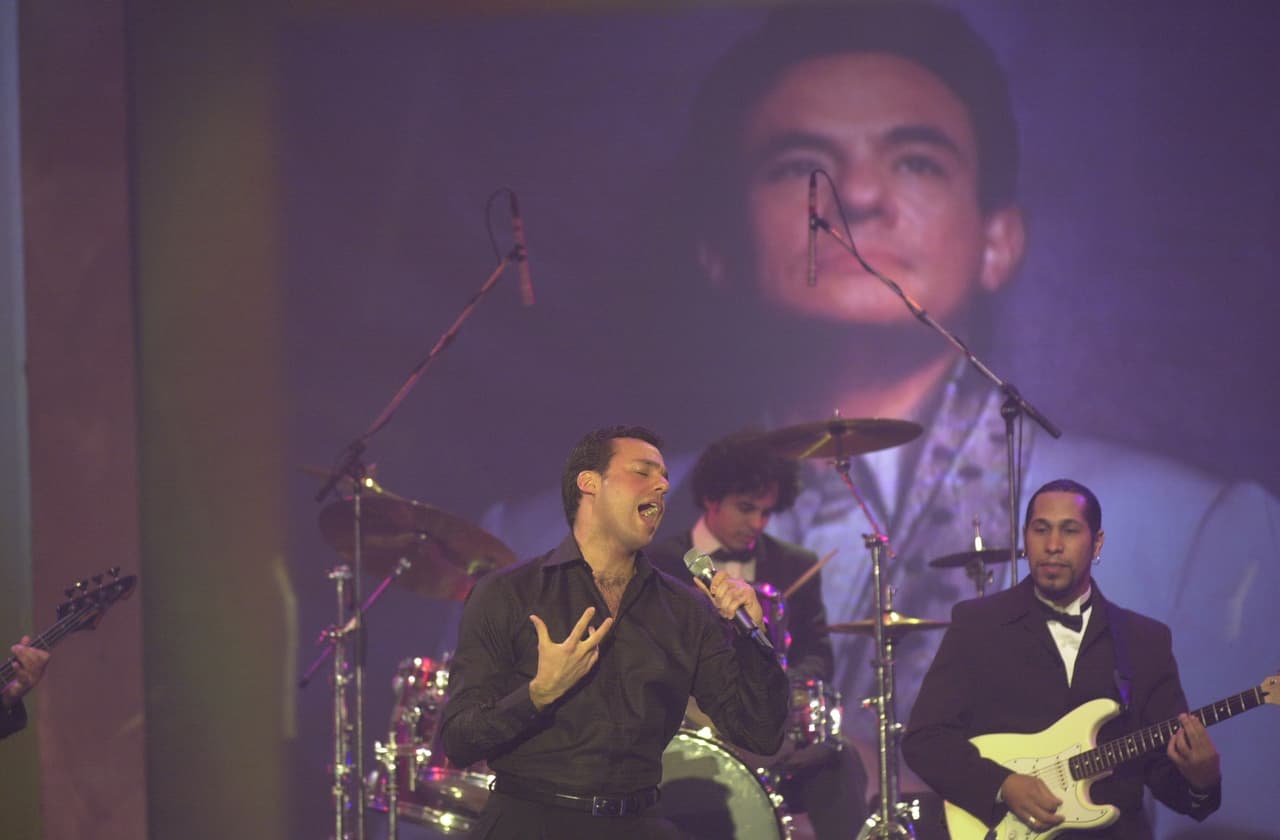 En la década de los 70 alcanzó la fama y el reconocimiento internacional y en los 80 su máximo esplendor. A manera de homenaje su hijo, José Joel, cantó para su padre y para el público 'Gavilán o paloma' y 'Lo pasado, pasado'. Todos apaudieron de pie.