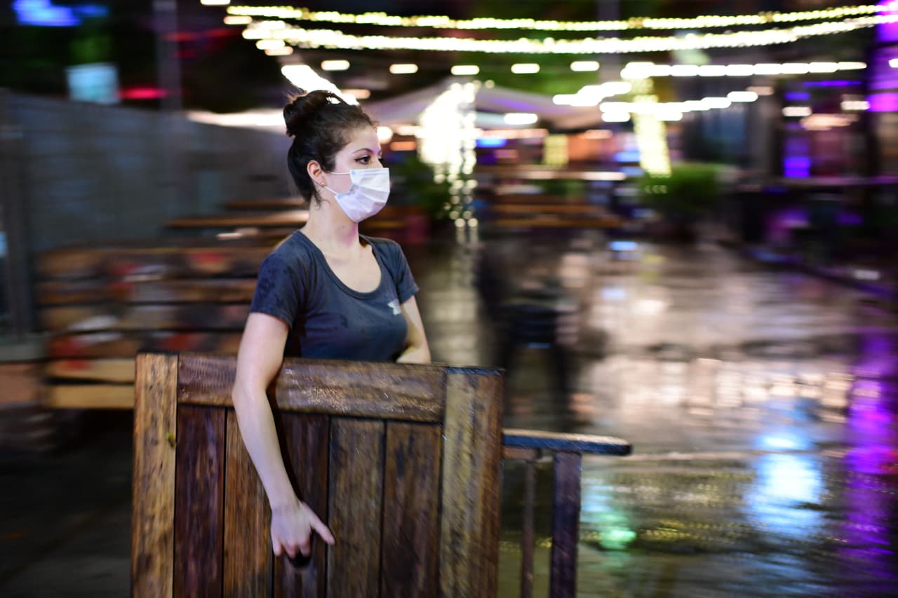 Fort Bend baja nivel de riesgo del coronavirus: residentes pueden volver a tener contactos con cuidado