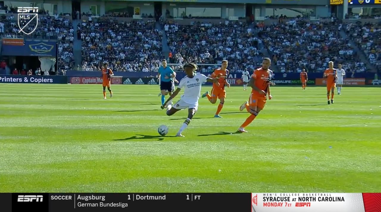 Kévin Cabral le ‘quema’ las manos al portero Sean Johnson con un derechazo