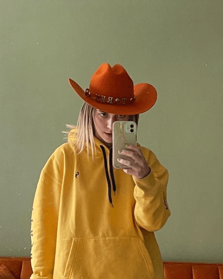Por ejemplo, en agosto de 2021 publicó una ‘selfie’ en la que se le puede observar con un sombrero color naranja y una sudadera amarilla. Los fans de la intérprete no dudaron en dejar comentarios de cariño en la publicación que consiguió más de 42 mil me gusta.