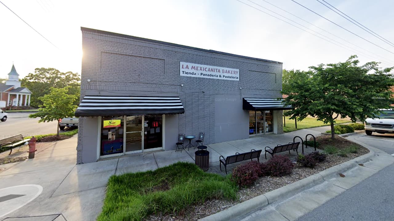 Roban a mano armada negocio hispano y buscan a sospechosos