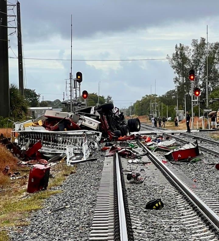 El accidente ocurrió en un cruce ferroviario concurrido; el camión fue partido por la mitad y el frente del tren quedó destrozado.