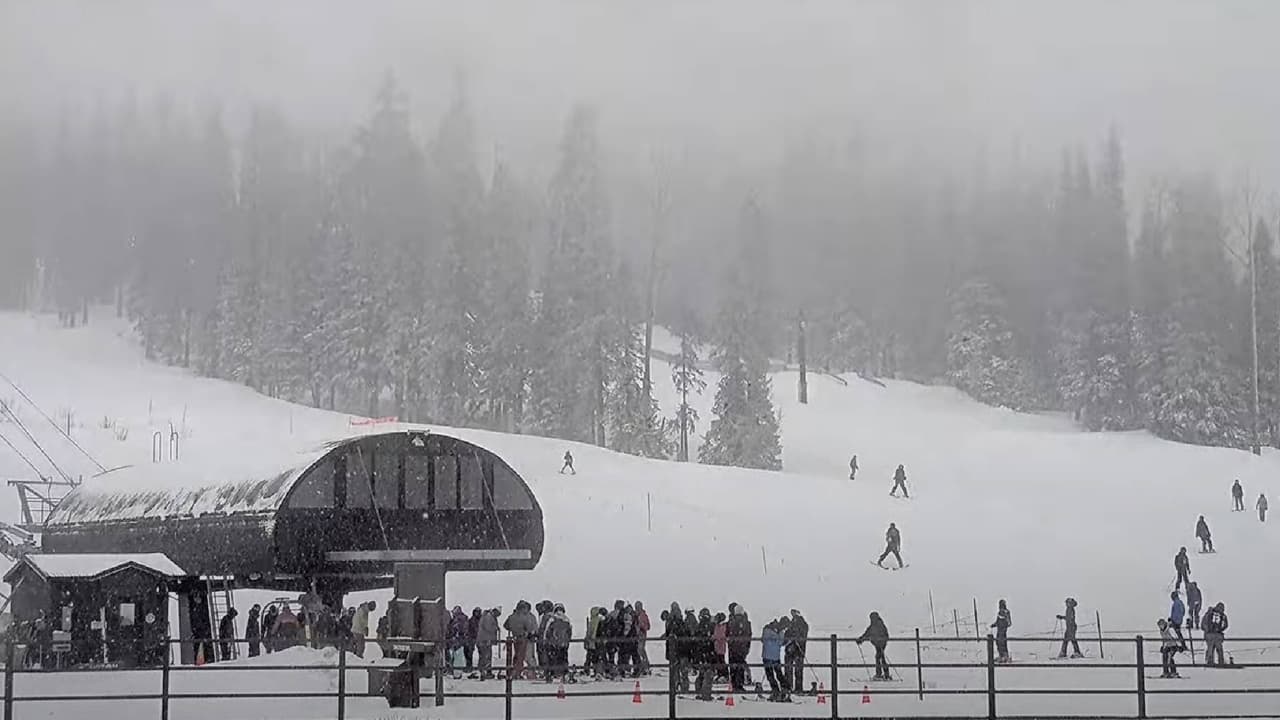 Según funcionarios del Arizona Snowbowl, el sitio turístico recibió 
<b>cinco pulgadas de nieve en las últimas 24 horas</b> y esperan hasta 8 pulgadas esta noche.
