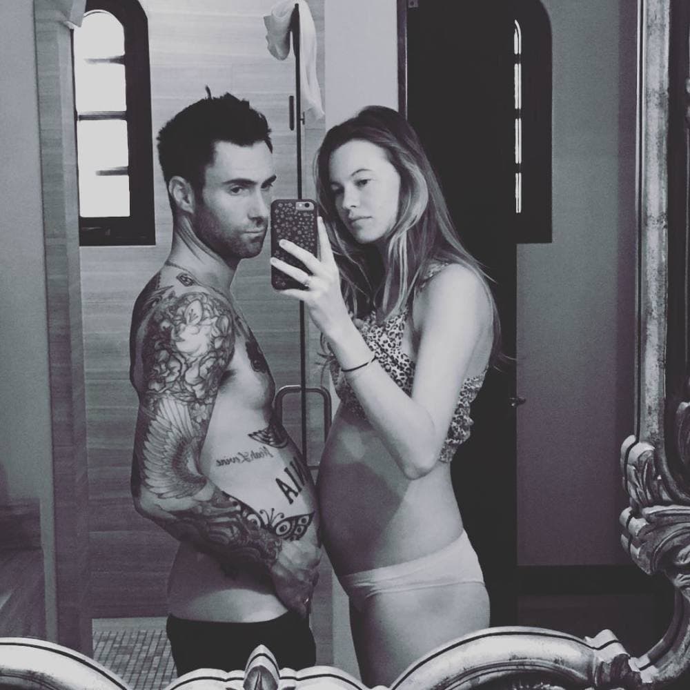 Hay quienes juegan con sus embarazos, como Behati Prinsloo y Adam Levine.