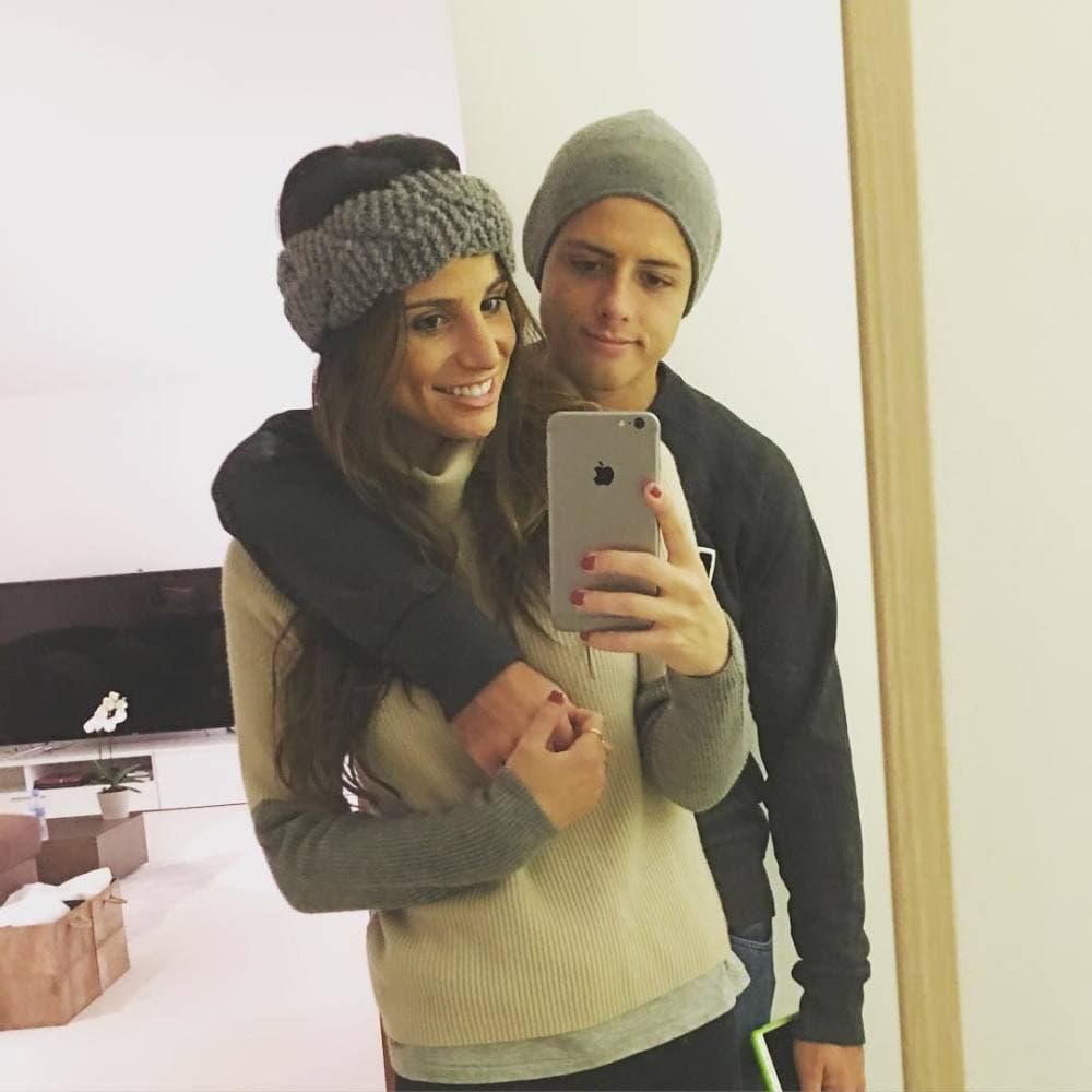 Otros como Chicharito, derraman miel por sus parejas.