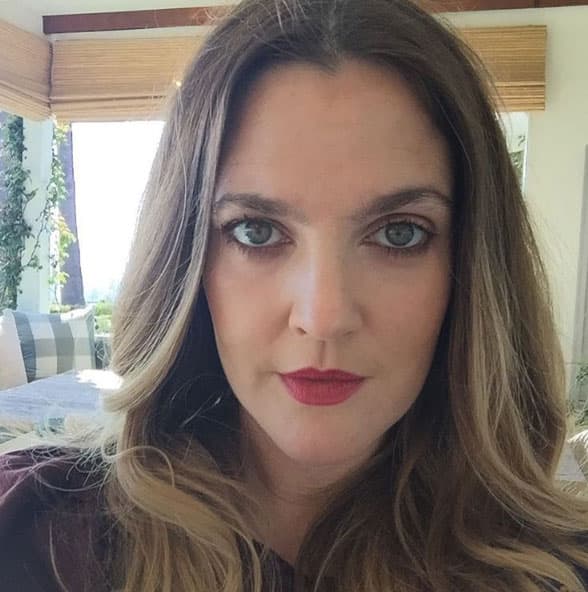 Otras estrellas, como Drew Barrymore, nos muestran que recién salieron del salón de belleza.