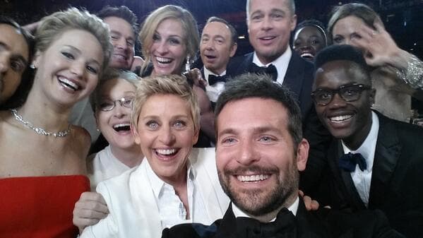 Mira varios ejemplos de las selfies que se toman las estrellas, como esta de Ellen DeGeneres rodeada de famosos en el Oscar, una de las más populares.