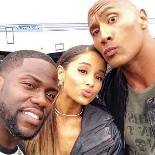 ¿O qué tal Ariana Grande jugando con The Rock y Kevin Hart?